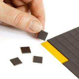 Plaquettes magnétiques autocollantes 10 x 10 mm carrées, 160 plaquettes par feuille