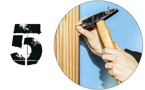 Lifehack 5: Nägel immer griffbereit dank Magnet am Hammer Lifehack 5: Nägel immer griffbereit dank Magnet am Hammer