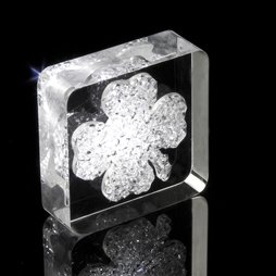 LIV-39, Lucky Diamond, aimant de réfrigérateur trèfle, avec des cristaux Swarovski